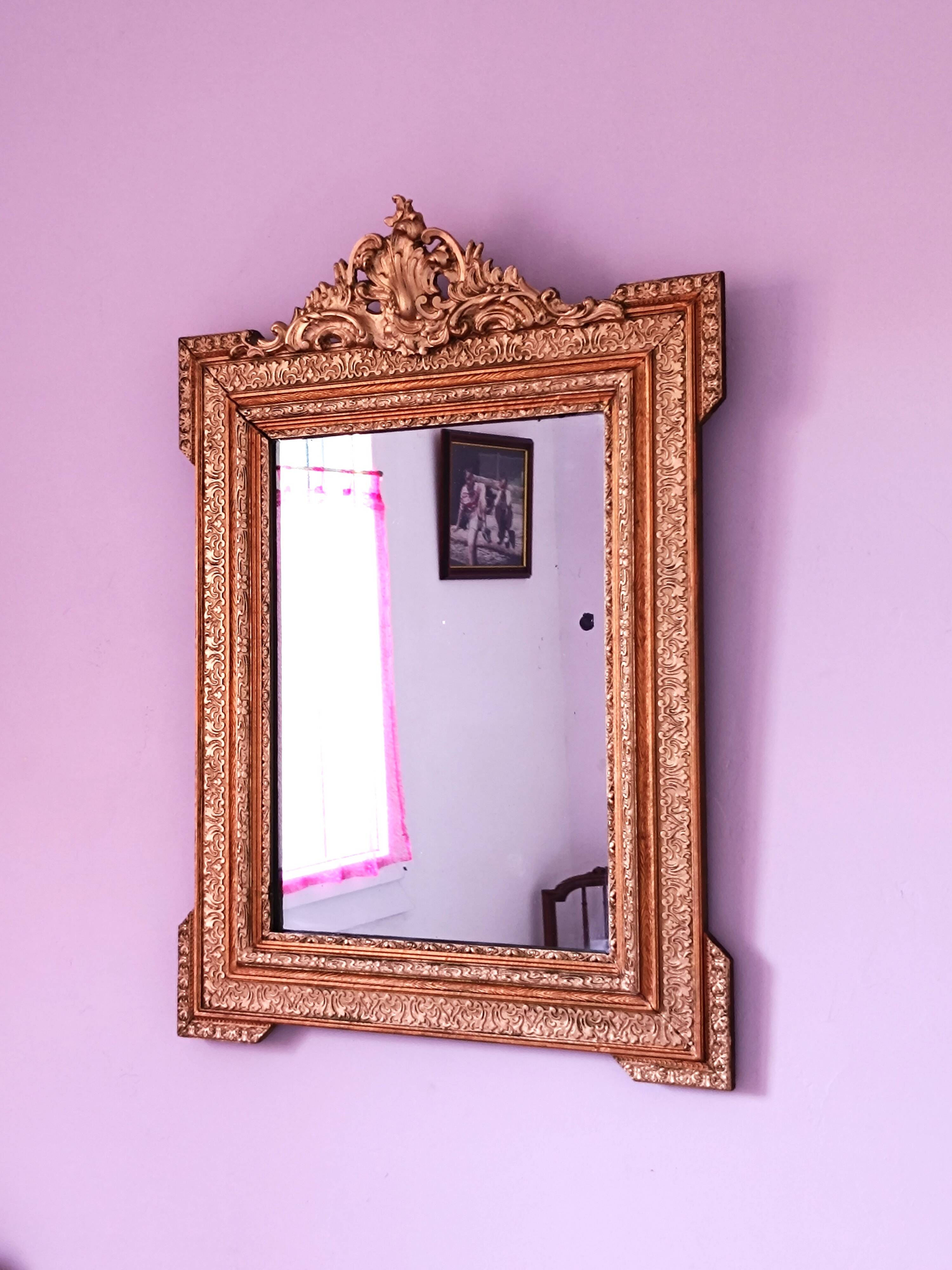 Miroir Napoléon III a riche ornementation dorée