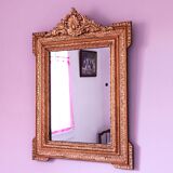 Miroir Napoléon III a riche ornementation dorée