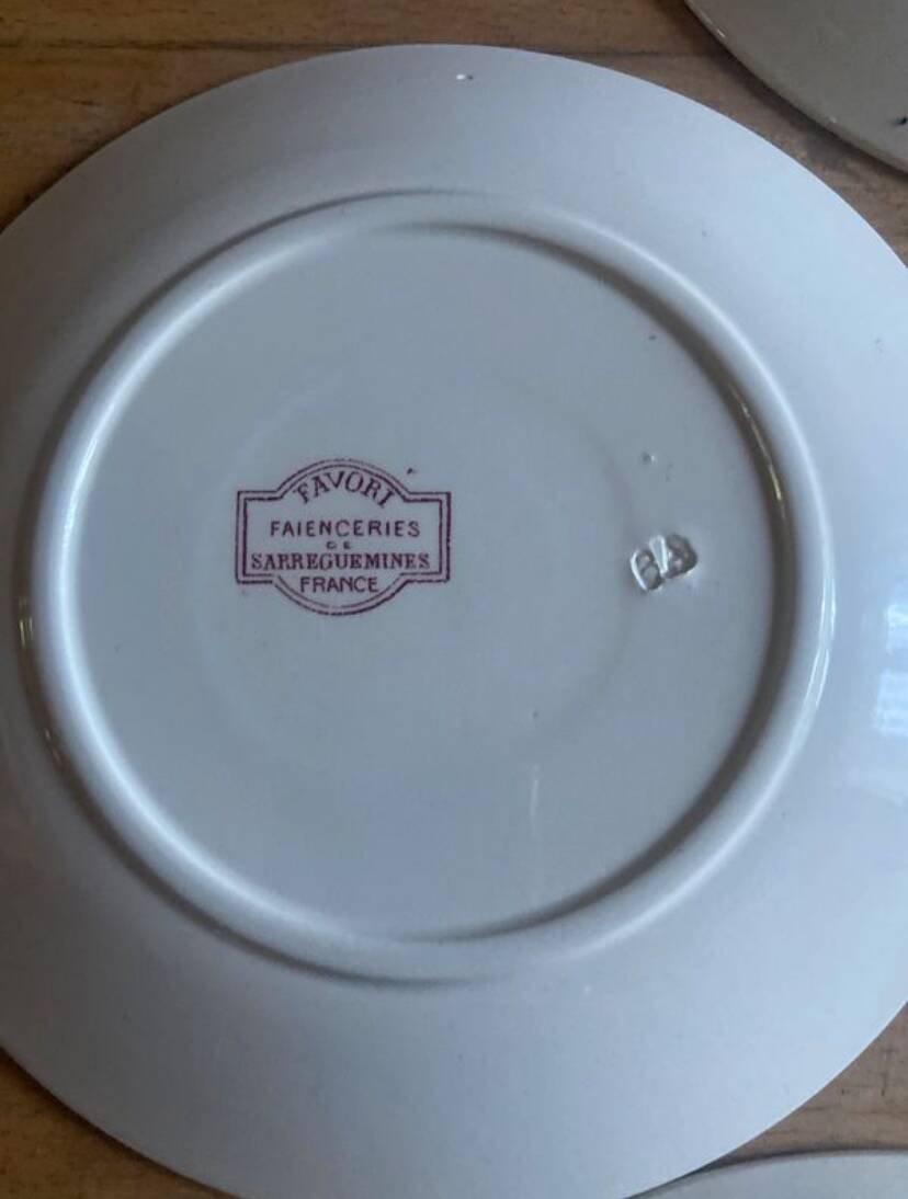 A series of eight flat plates in Terre de fer earthenware, Favori aux oiseaux model - pink tint