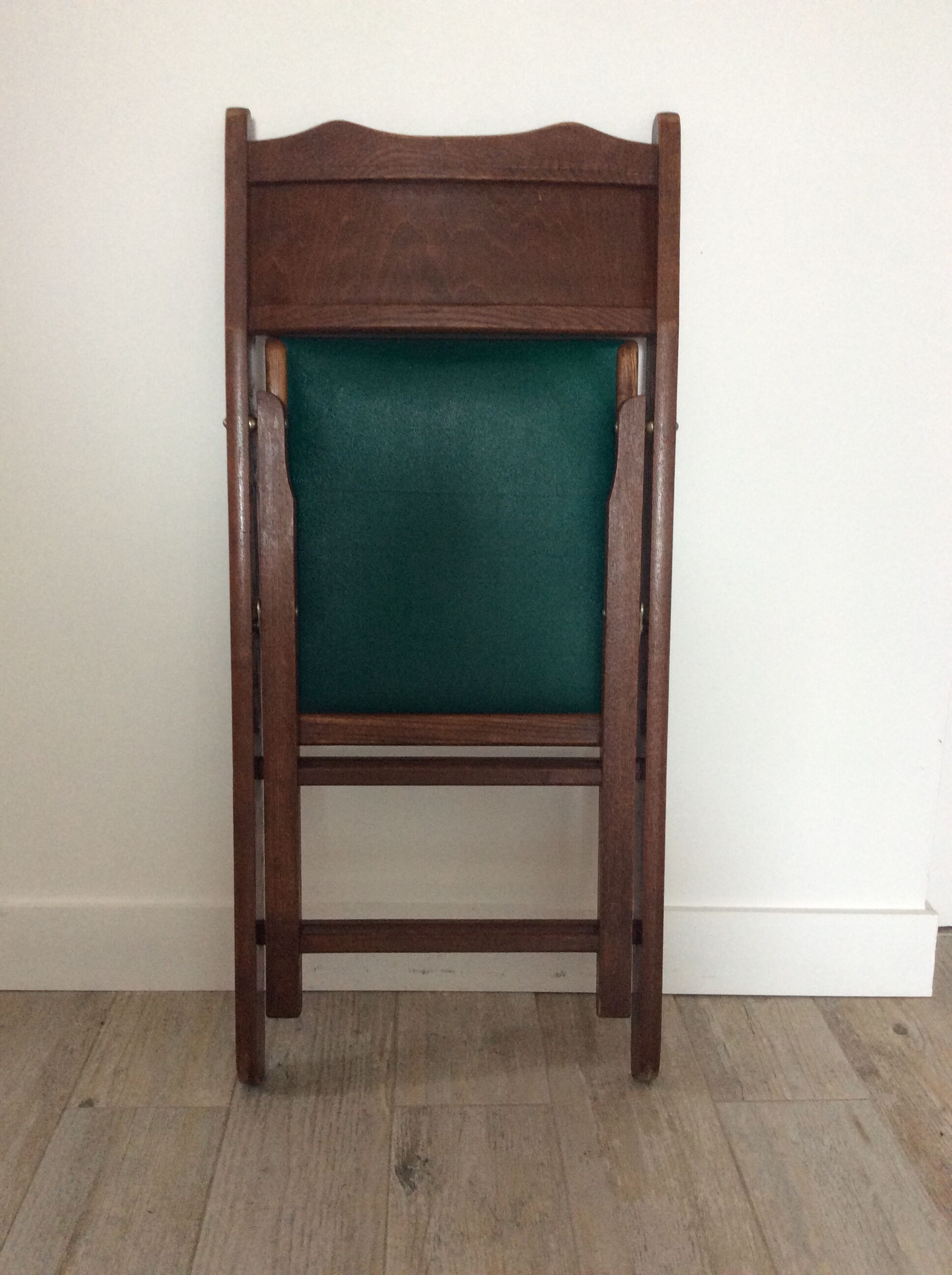 Chaise pliante en bois et skaï vert