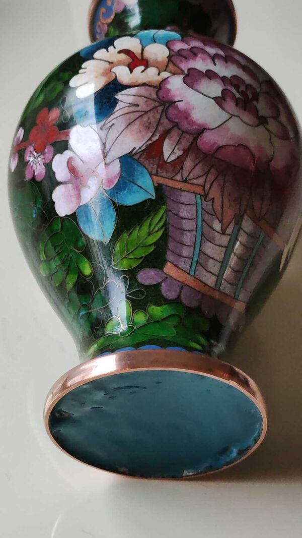 Vase balustre artisanal chinois, peint main, en émail cloisonné/motifs floraux, pivoines 21 cm