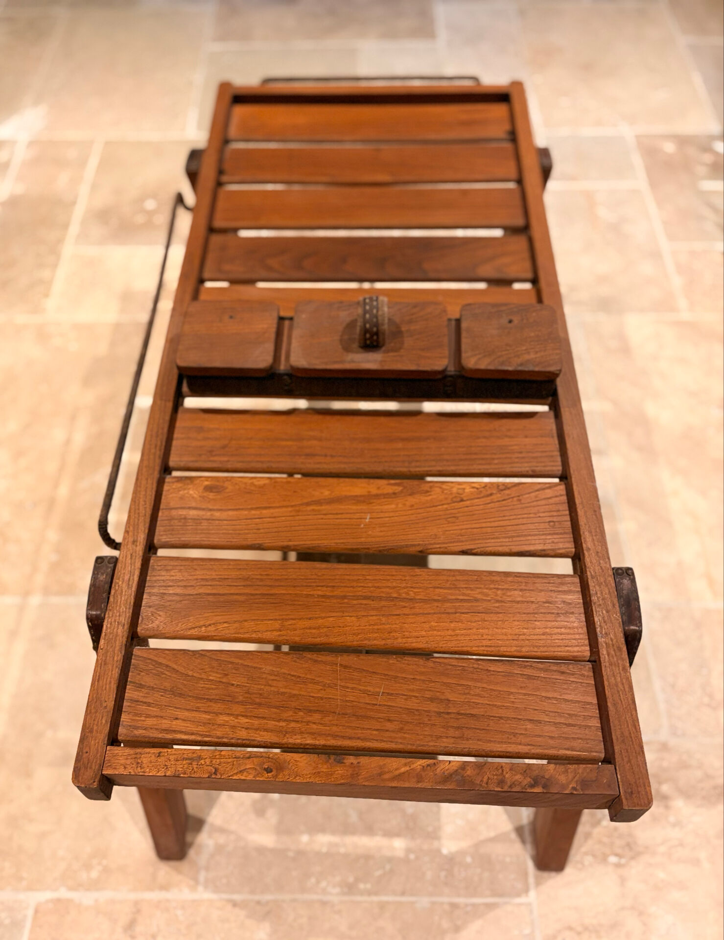 Table basse « Meubles pour la campagne » par Jacques Adnet – vers 1950