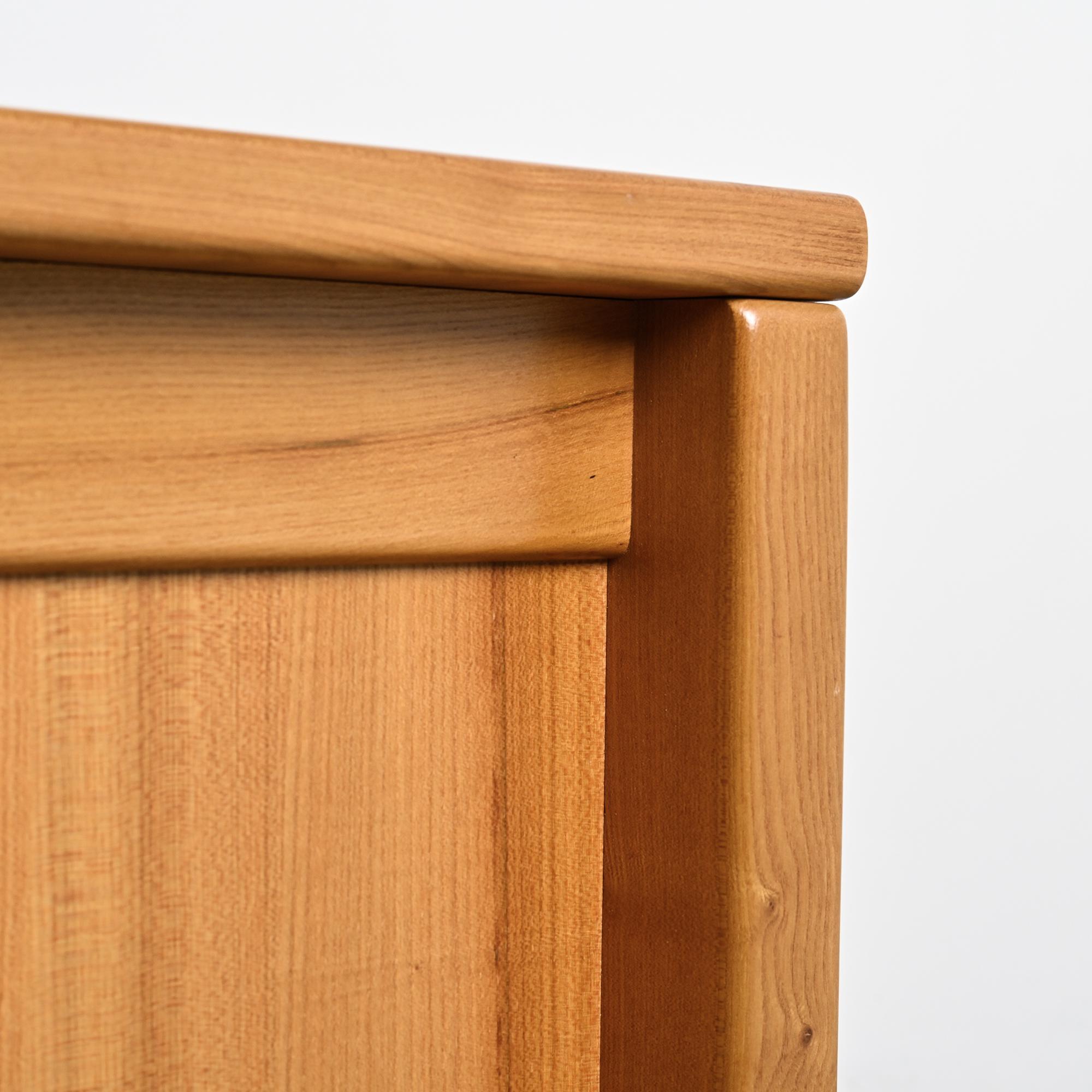 Commode en orme massif, Maison Regain