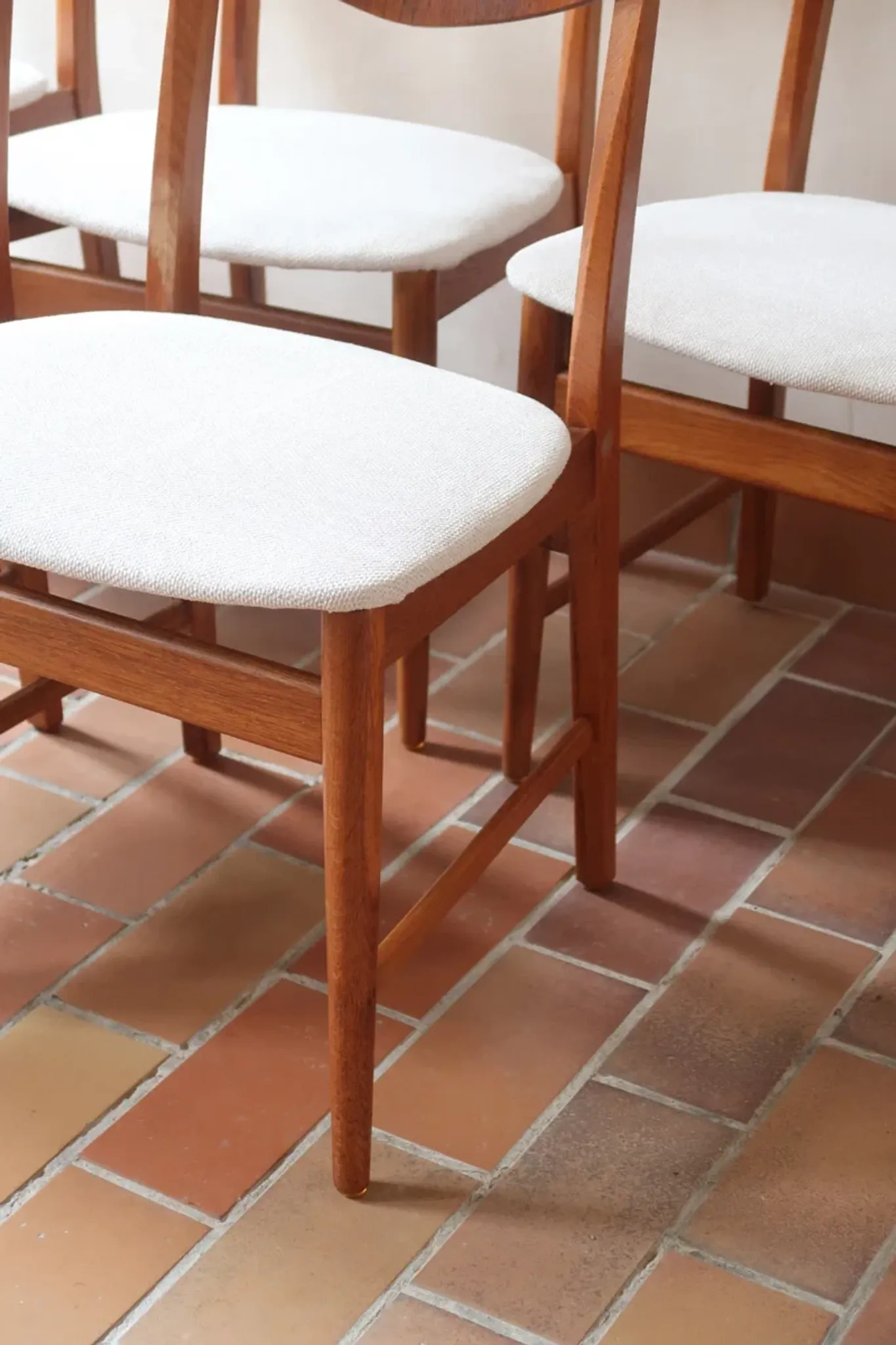 Set of 5 Scandinavian teak chairs from the 1960s, with curved backrest.