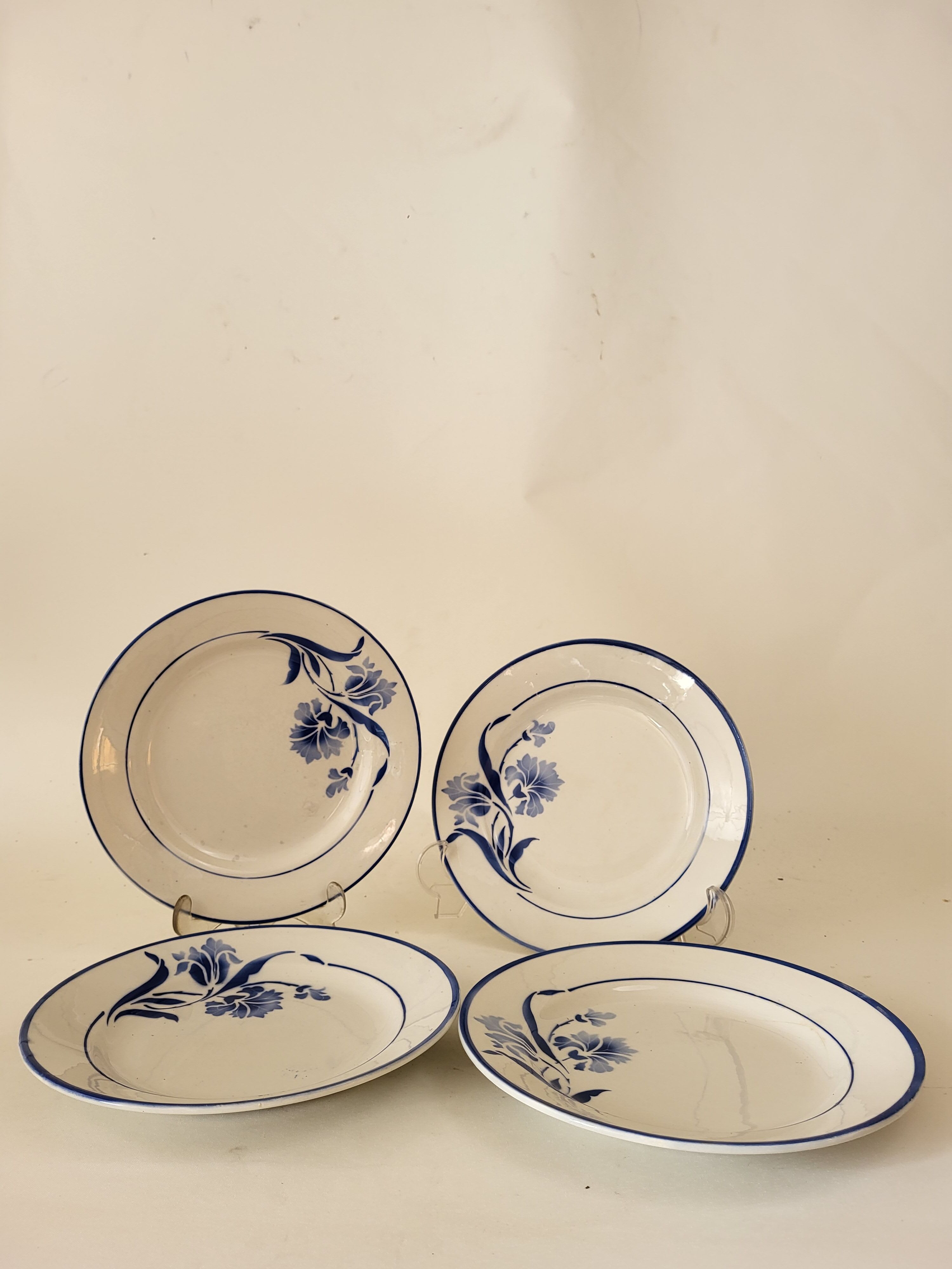 4 flat plates in Gien earthenware model Alberic
