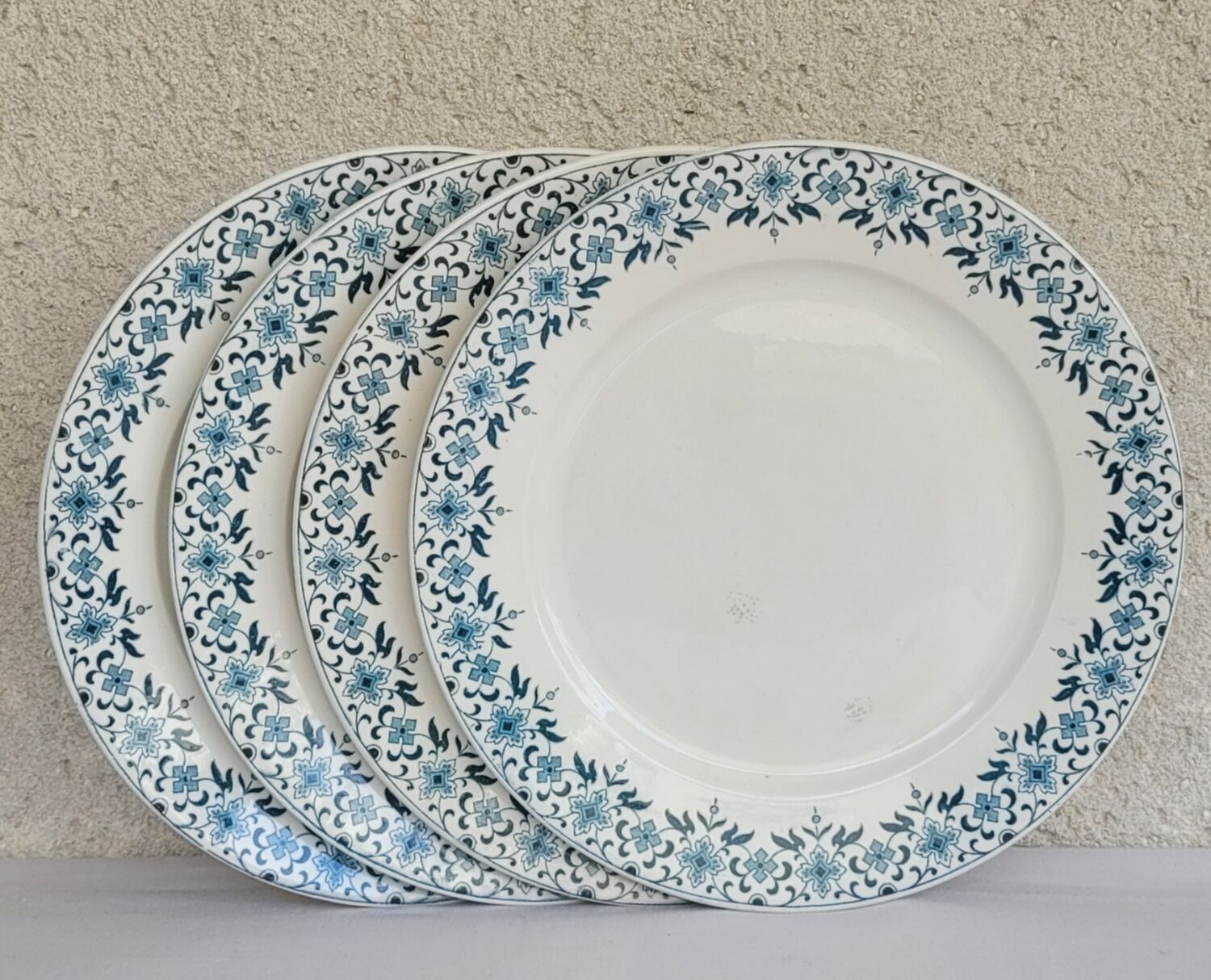 Set of 4 flat plates model Lucie u&c Sarreguemines Digoin white and blue floral border