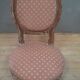 Chaise basse de style Louis XVI