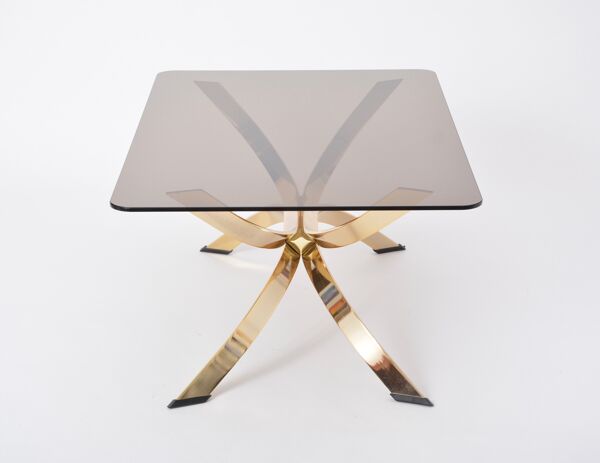 Table basse moderne du milieu du siècle de couleur dorée avec plateau en verre fumé