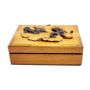 Boîte en bois sculpté