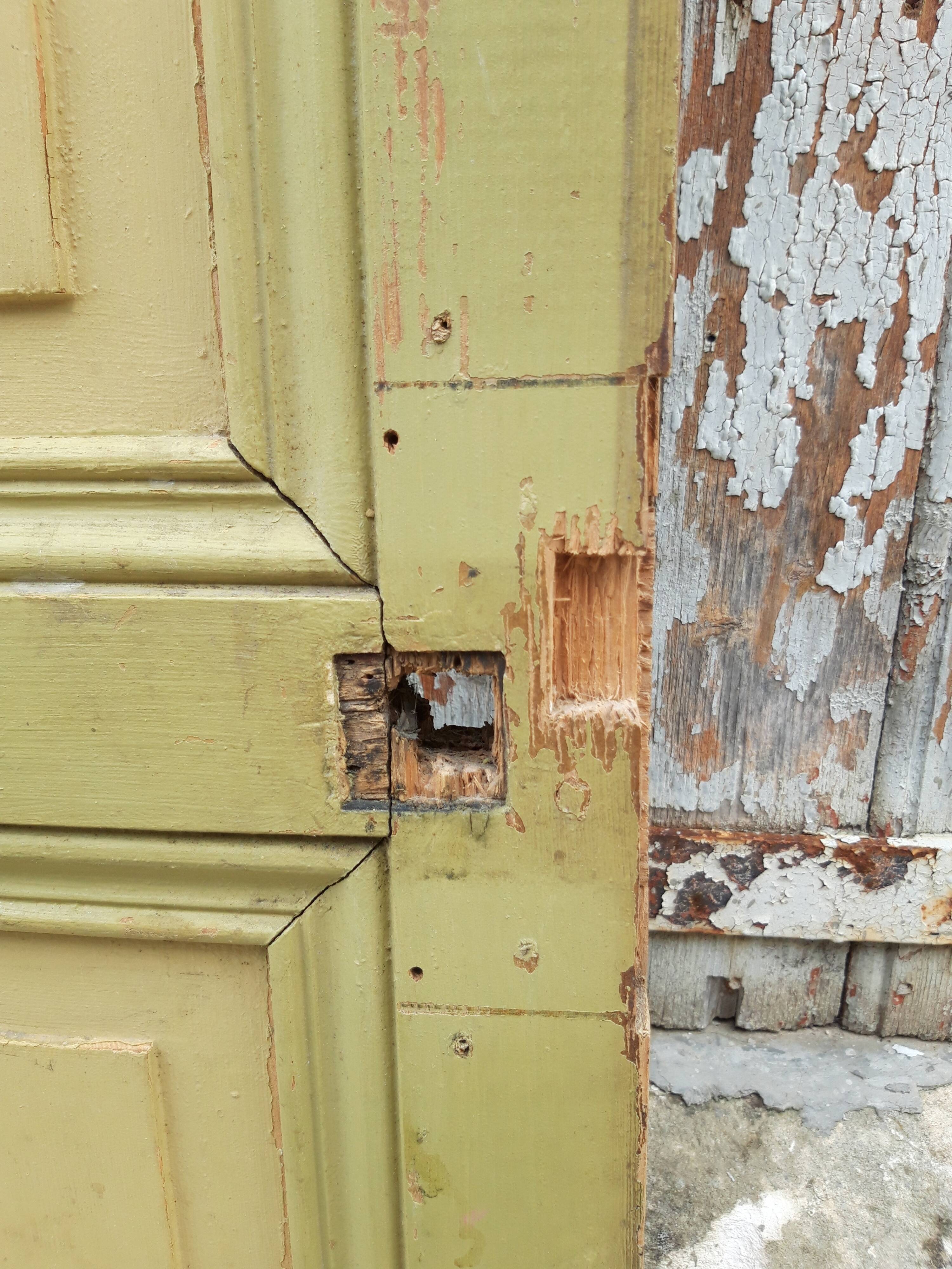 Ancienne porte de communication moulurée