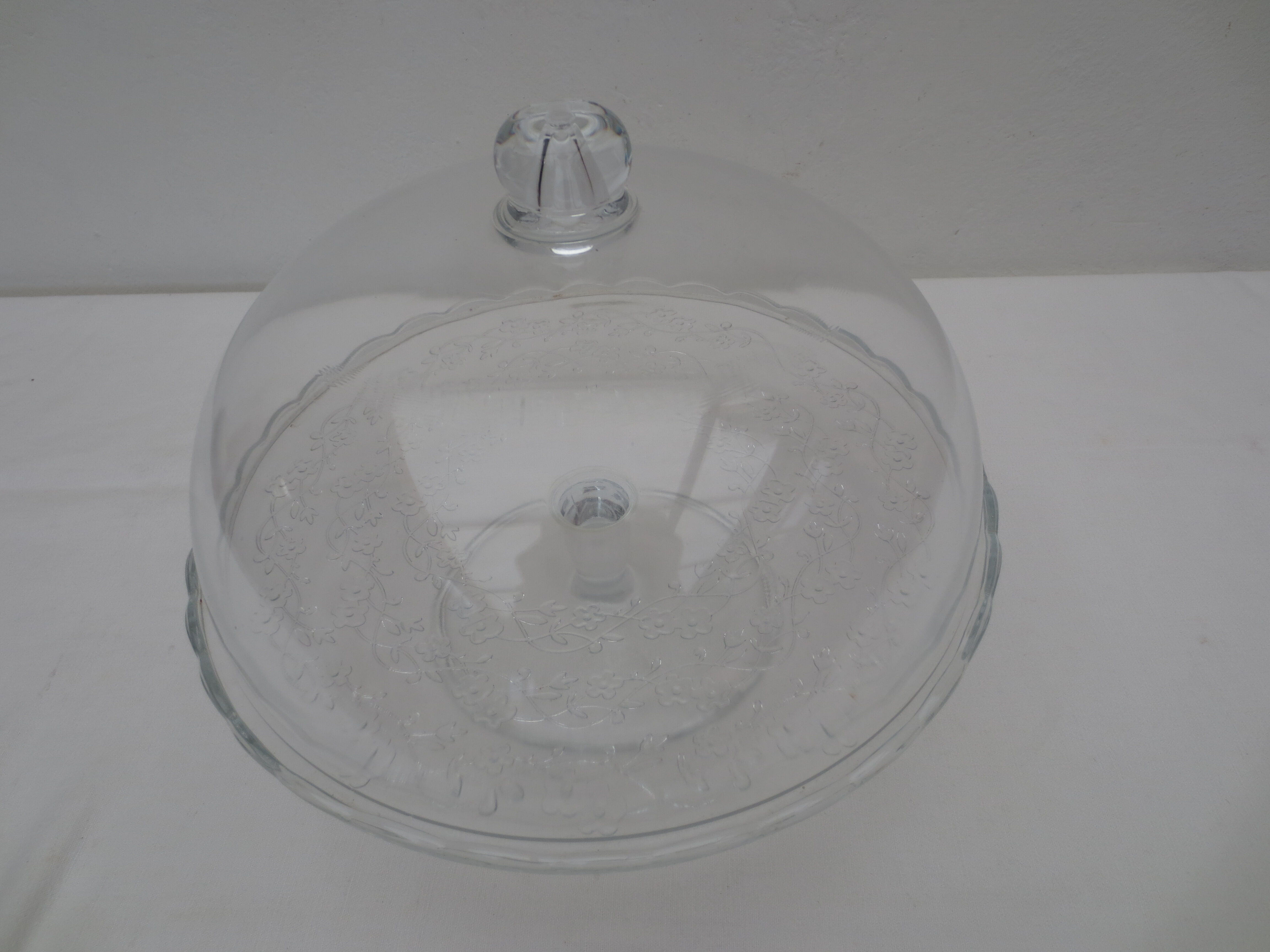 Ancienne cloche à gateaux en verre sur pied