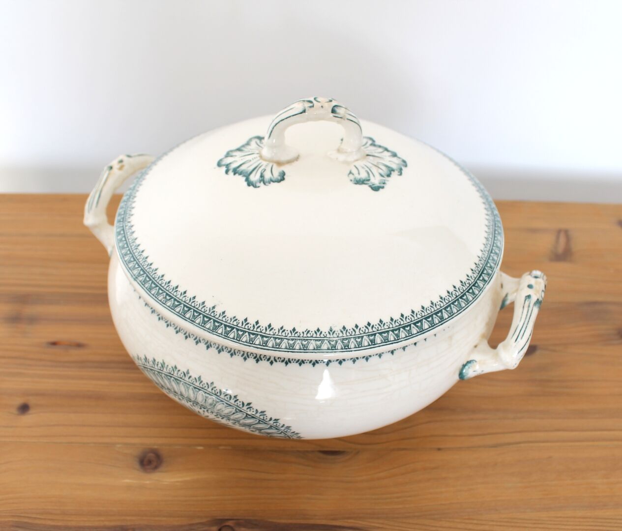 Creil-Montereau earthenware soup pot