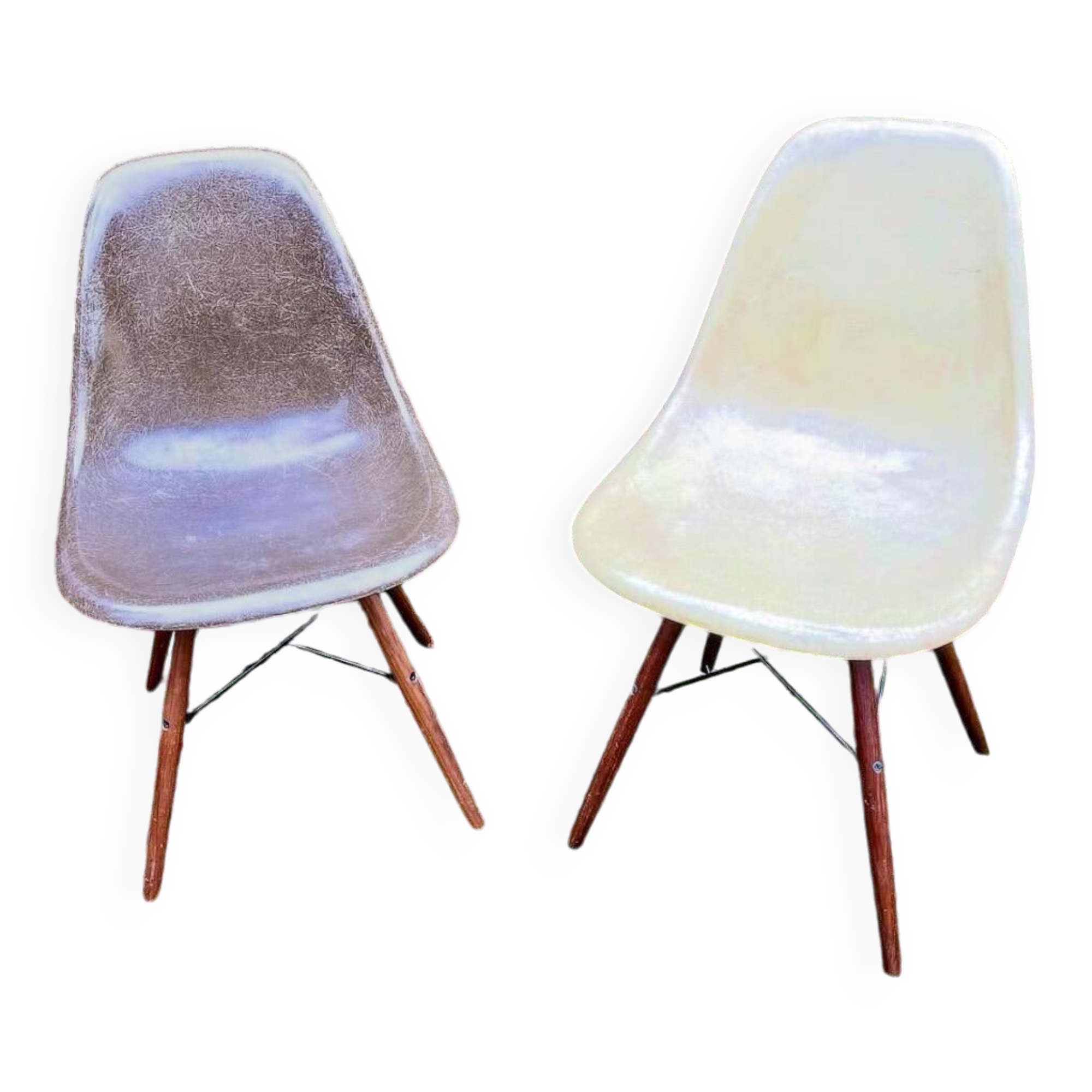 2 Eames chairs