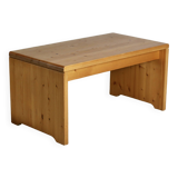 Charlotte Perriand (séléction de ) pour Les Arcs, rare table basse en pin, France,  circa 1960