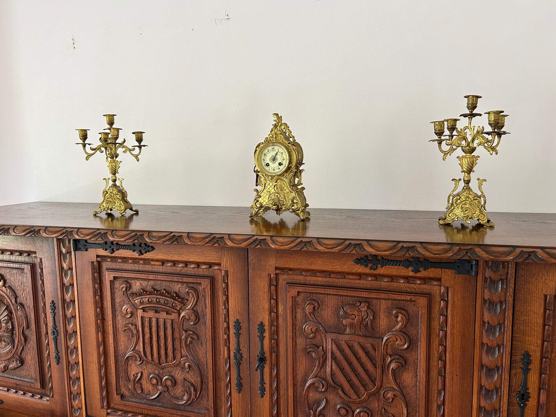 Horloge de manteau et chandeliers de style Louis XV / Rococo du XIXᵉs