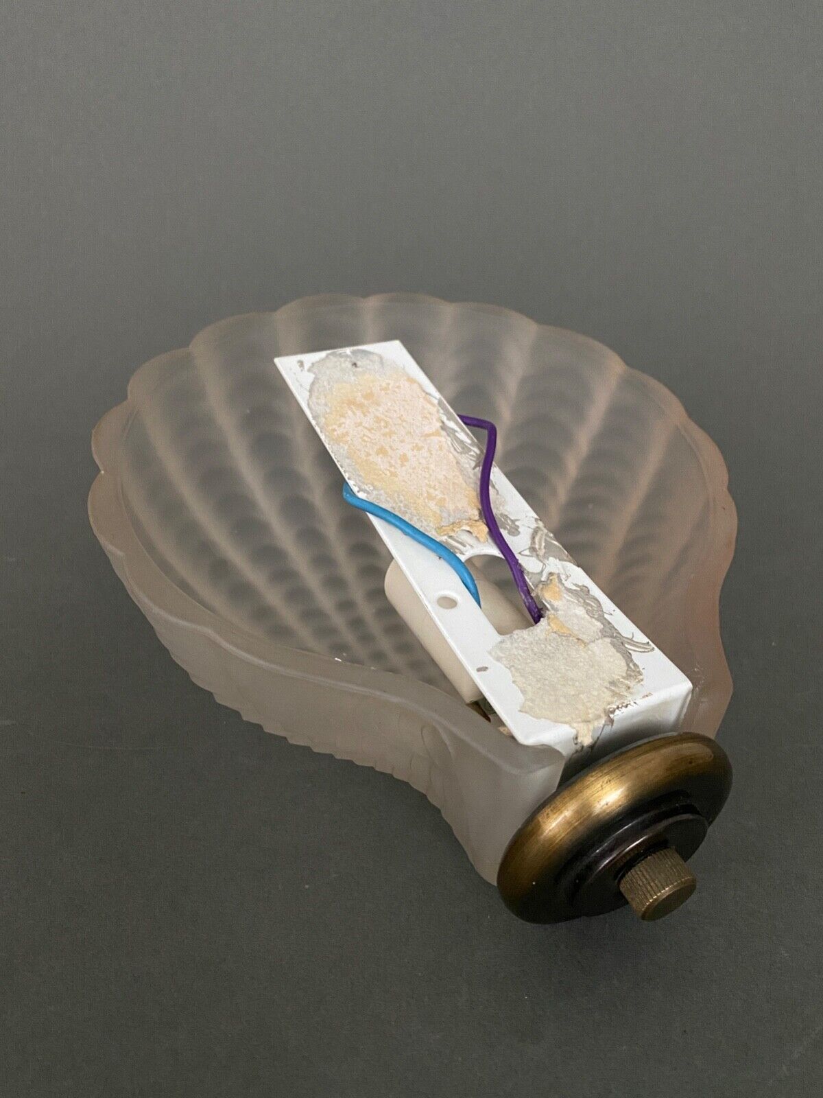 Wall lamp in frosted glass Art Deco 1950 scallop shell