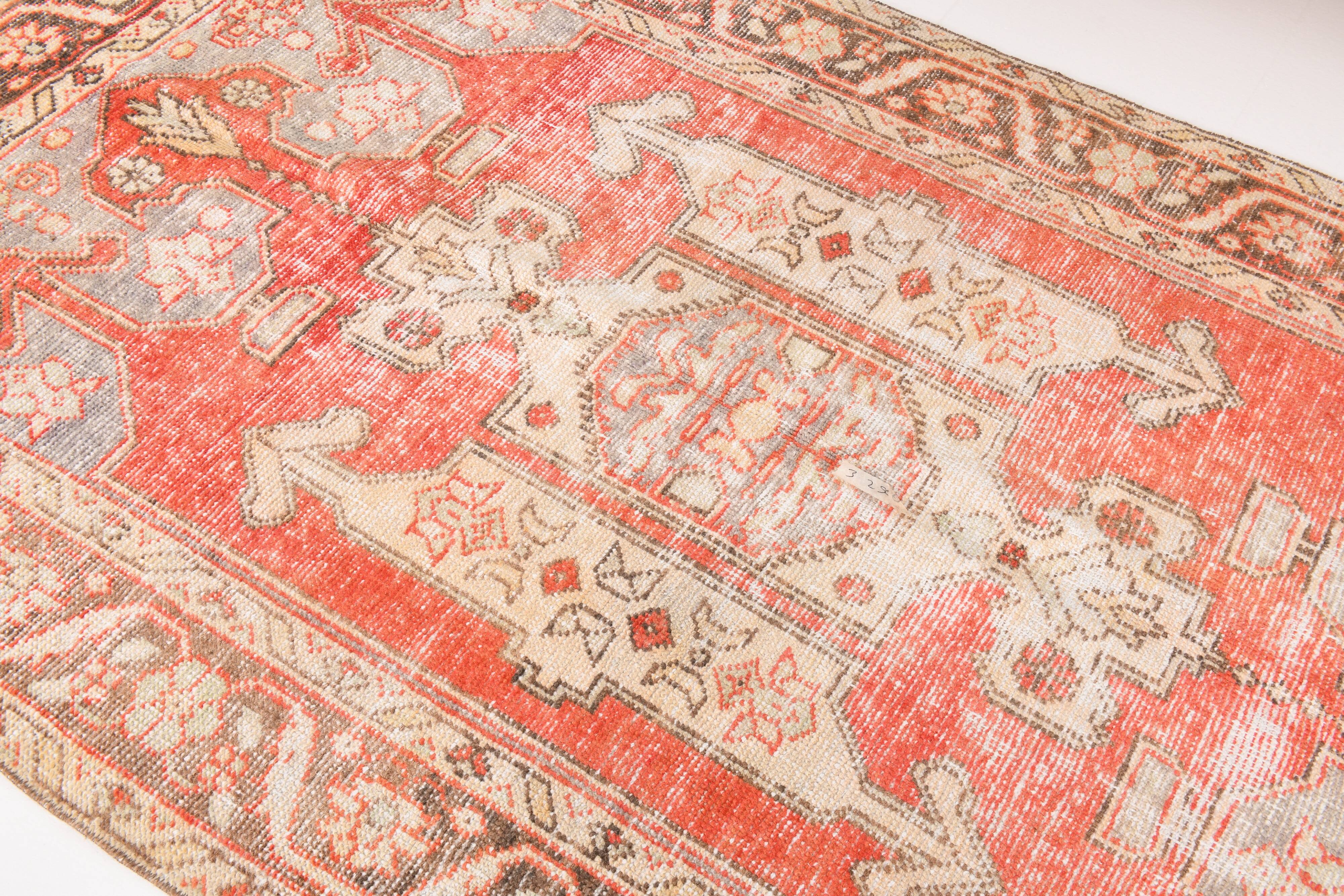 Tapis vintage à motifs orientaux rouge et crème