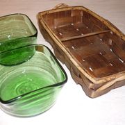 Rattan aperitif servant with 2 green glass ramekins