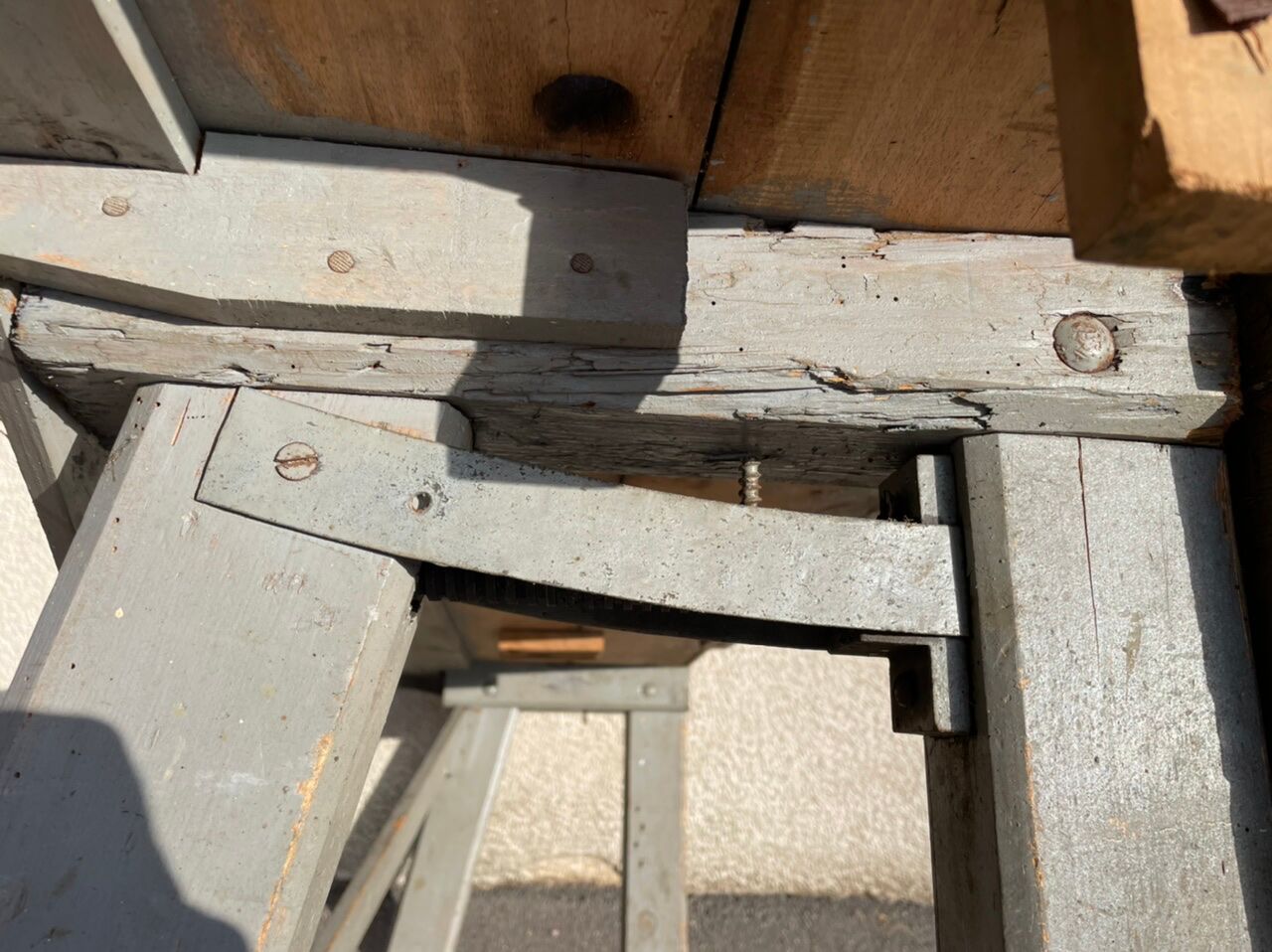 Luthier 19's grey workbench