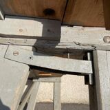 Luthier 19's grey workbench