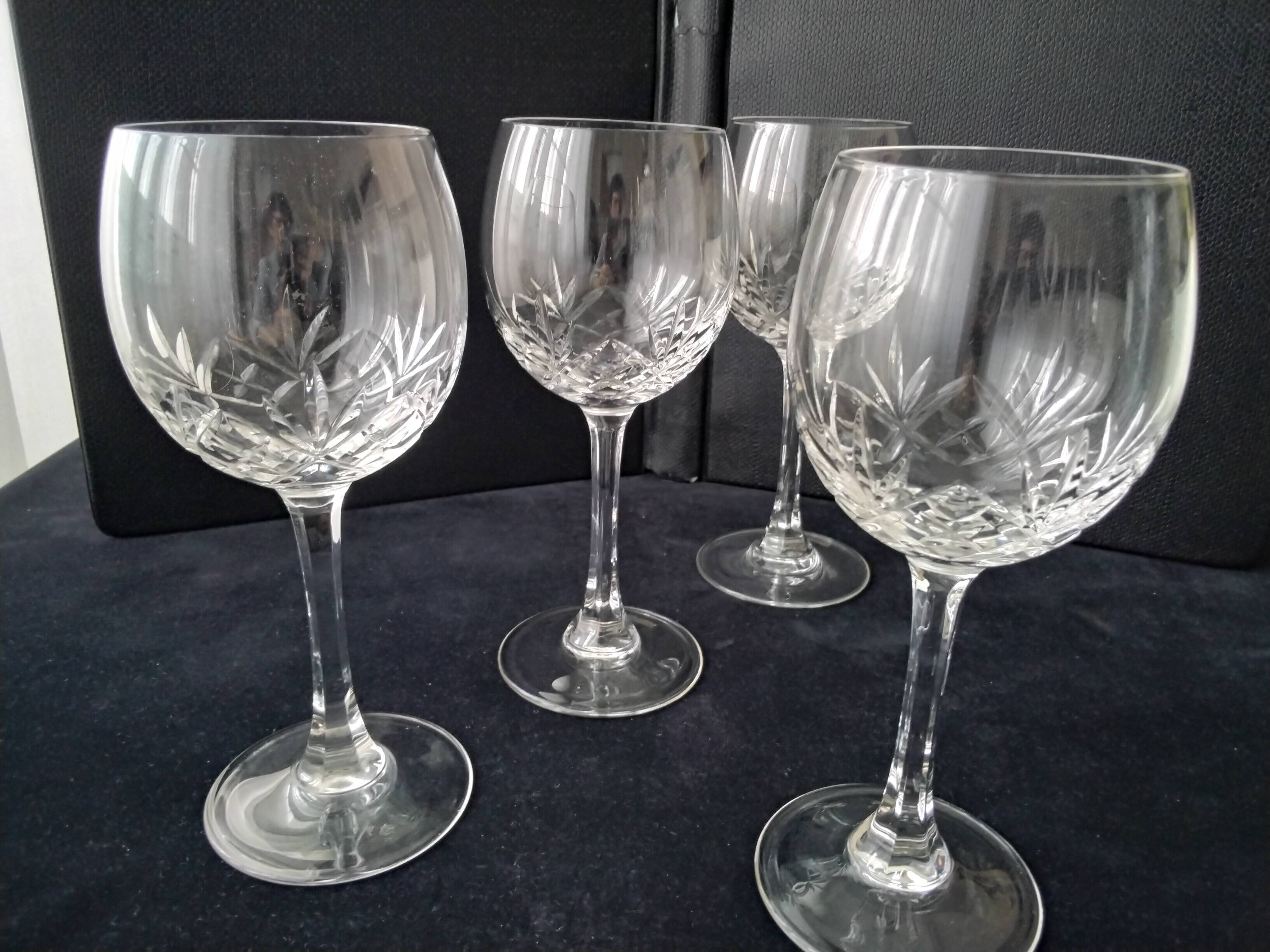 4 Grands verres à vin cristal  taillé