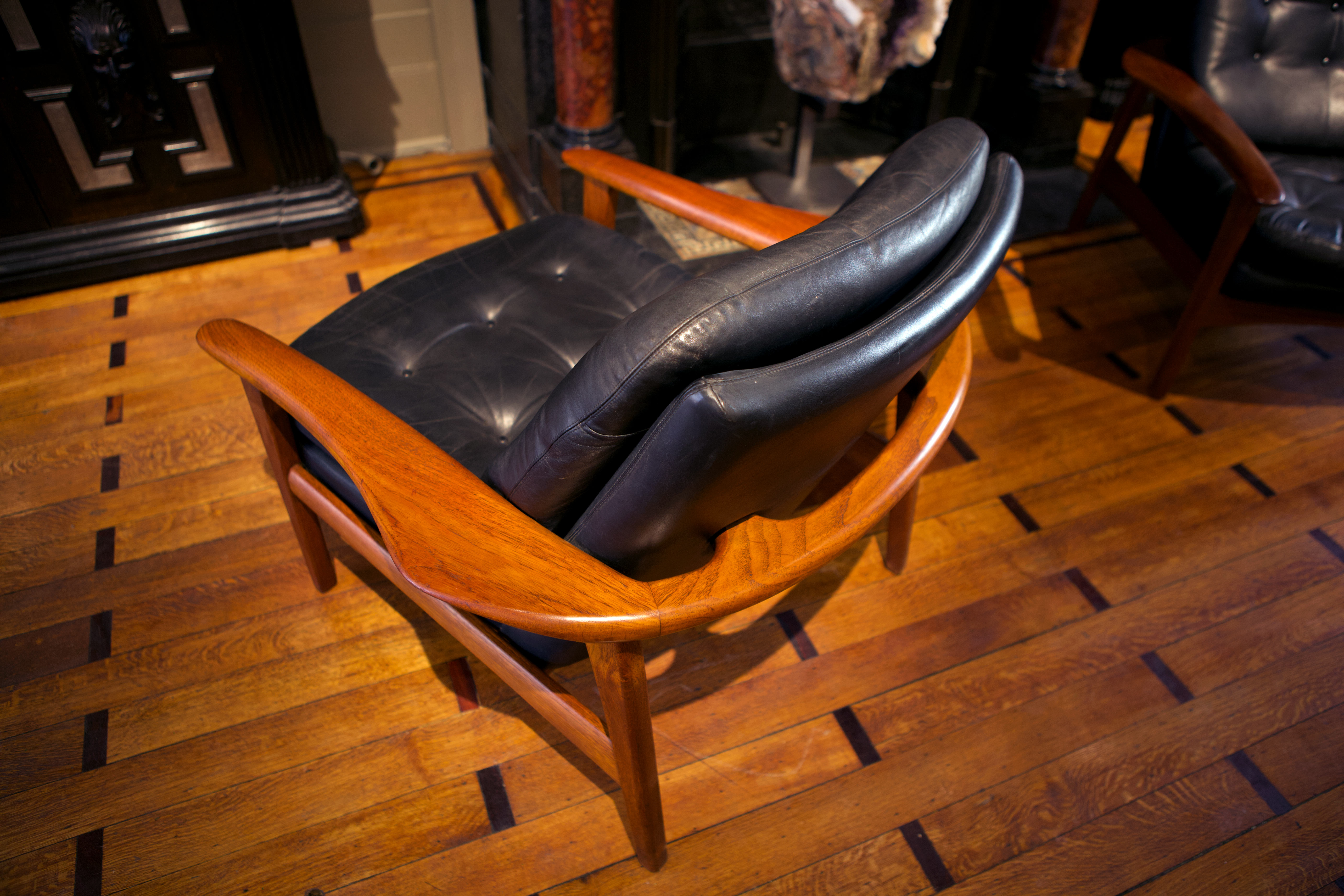Pair of scandinavian armchairs in black leather and teak