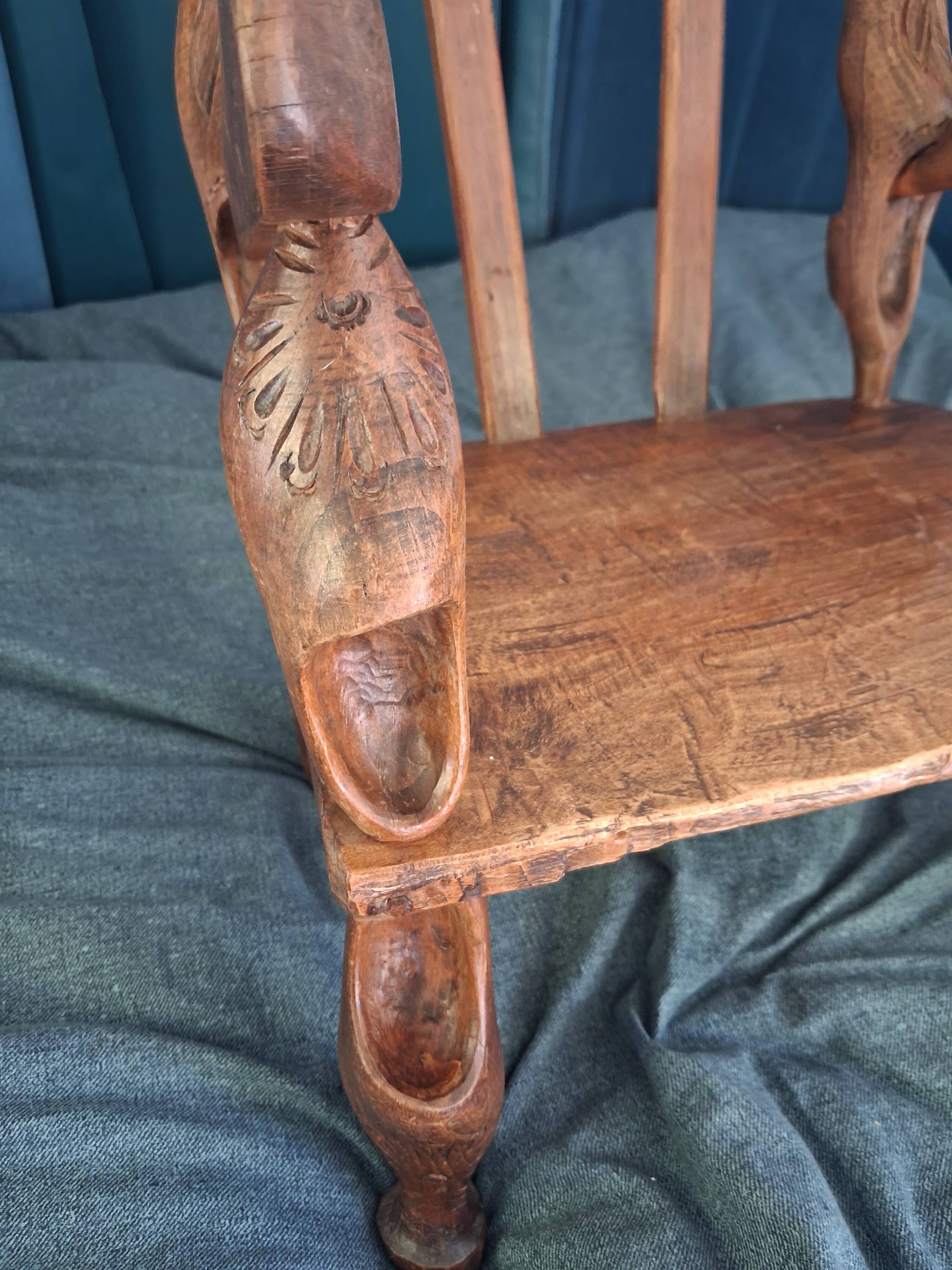 Chaise enfant en chêne sculpté. Ancien meuble breton