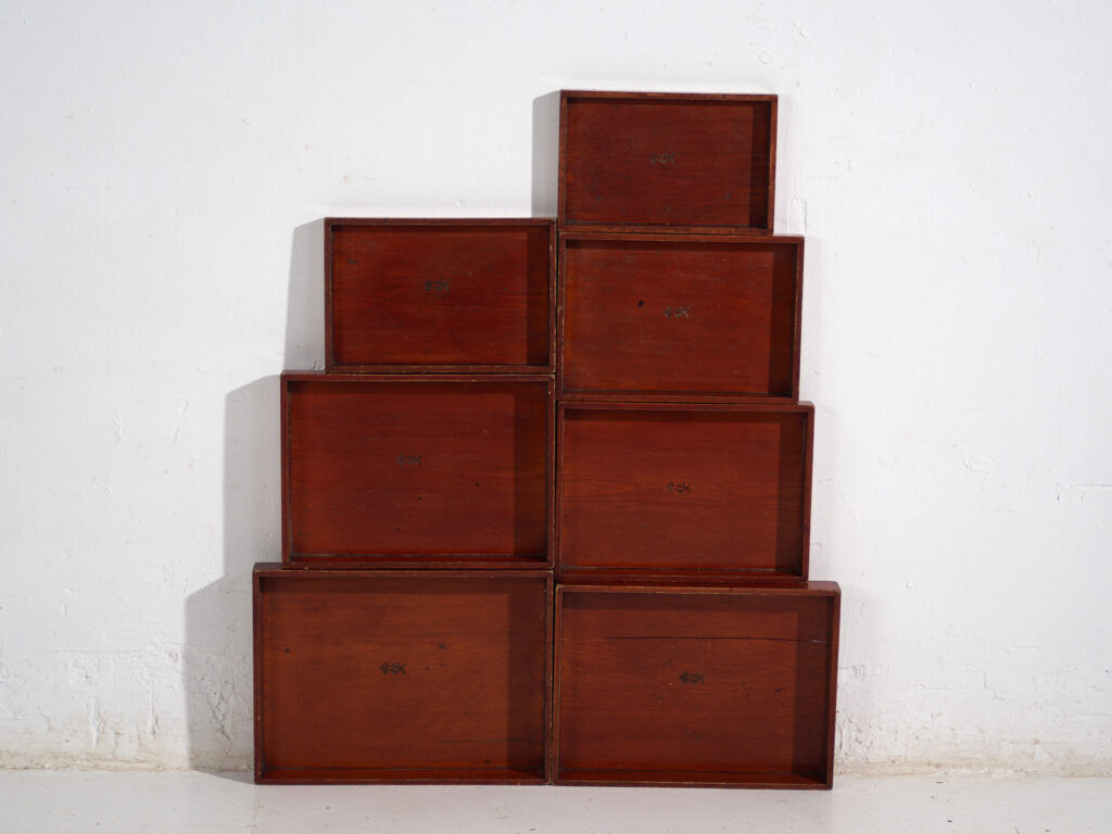 Plateaux japonais anciens empilables en bois teinté – période Taishō–Showa (c.1910–1940)