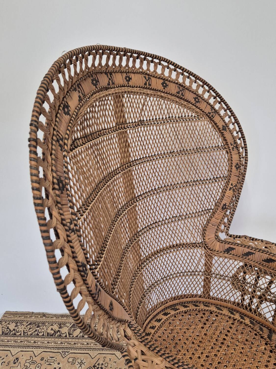 Fauteuil Emmanuelle "Peacock" vintage en rotin