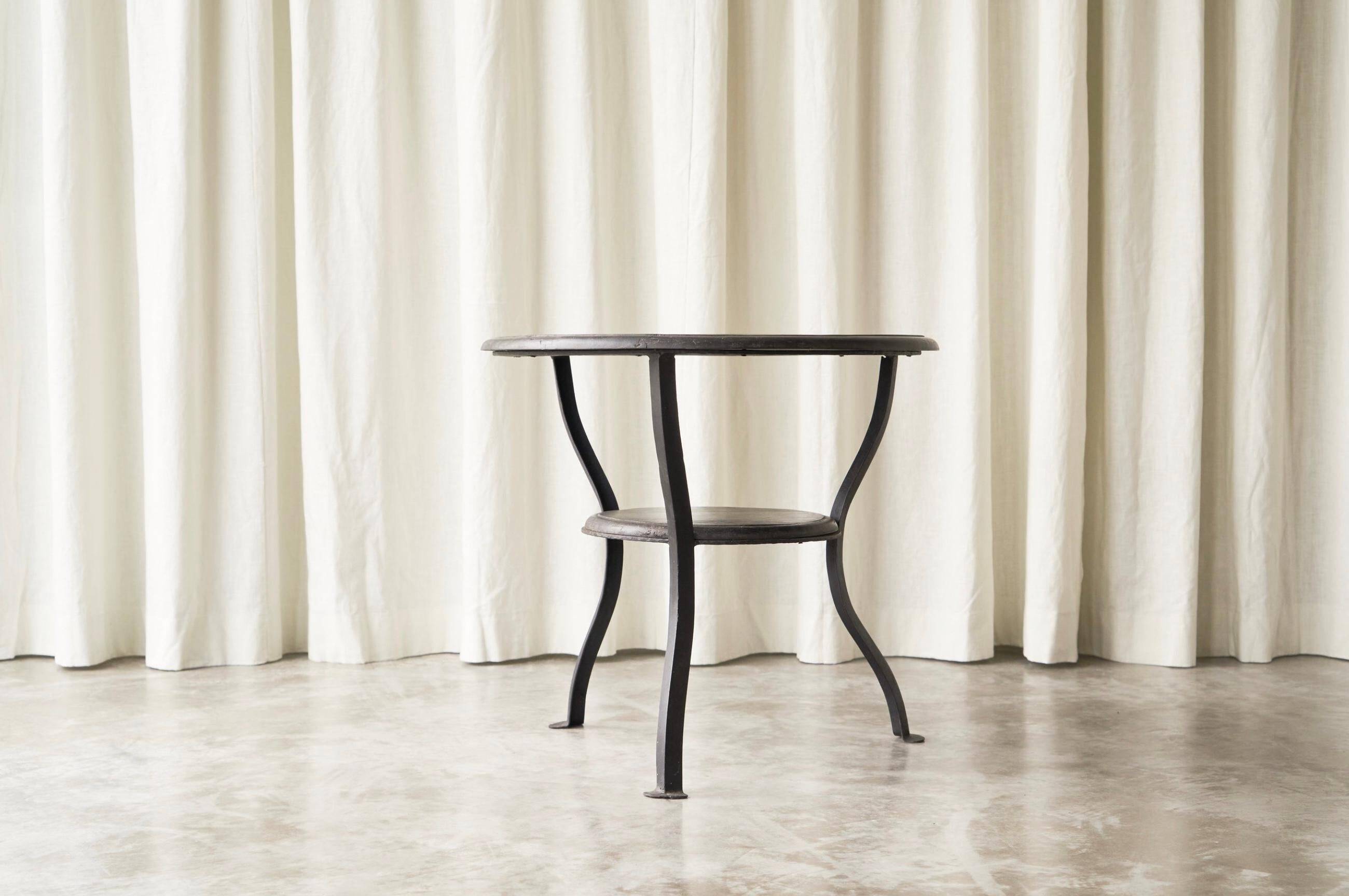 Table d'appoint Wabi Sabi métal forgé et bois teinté années 1920
