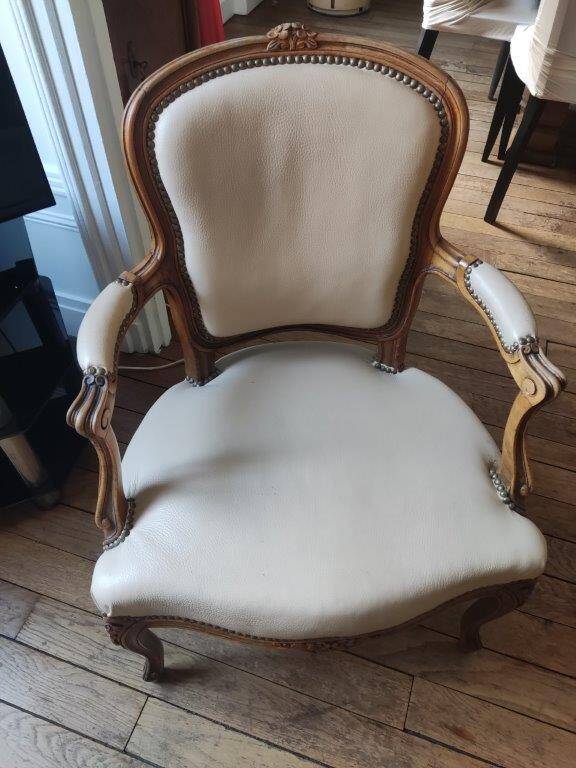 2 fauteuils cabriolet de style Louis XV en cuir crème