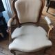 2 fauteuils cabriolet de style Louis XV en cuir crème