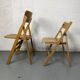 Paire de chaise pliante dépareillés en bois