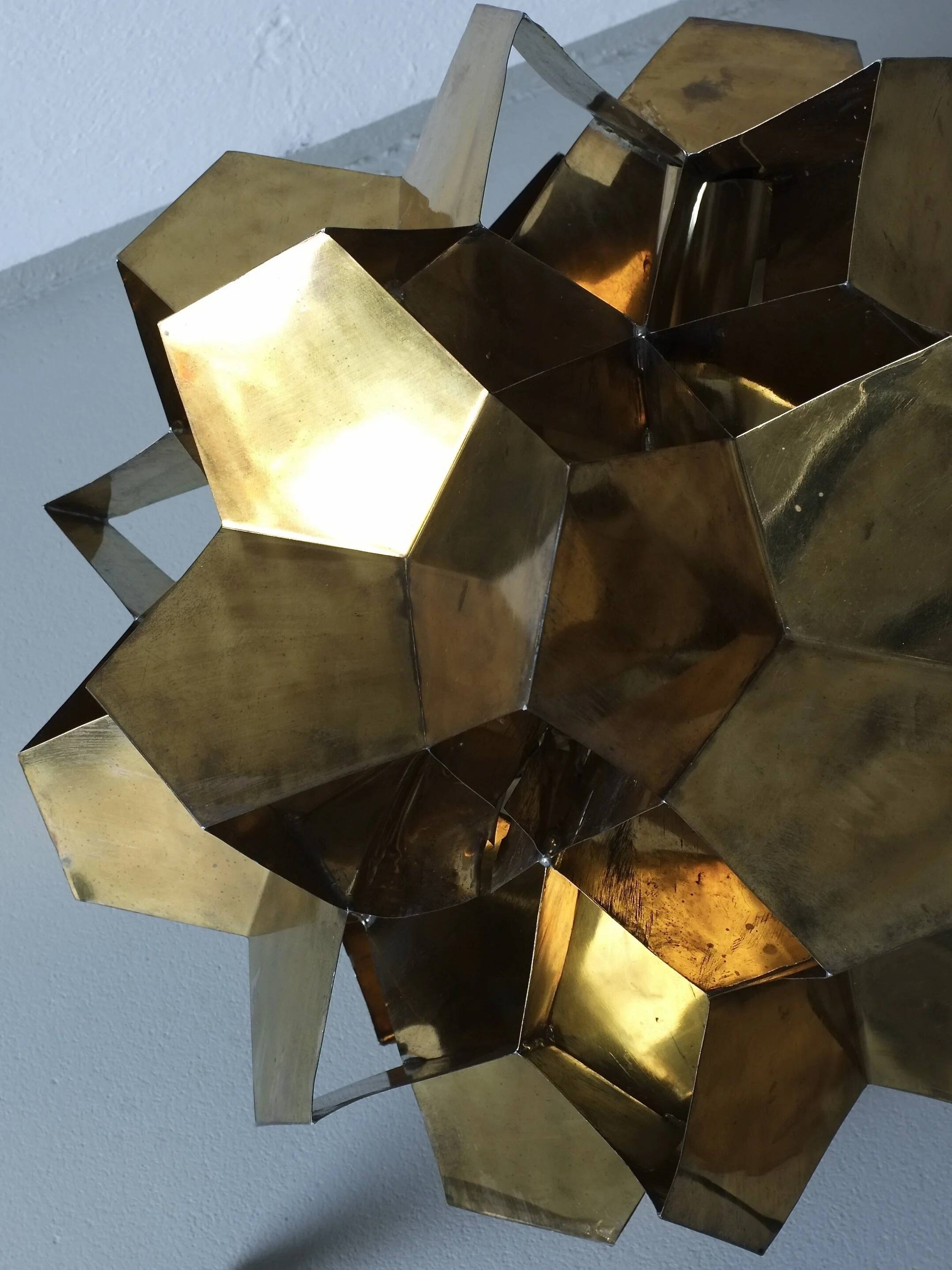 Lustre origami brutaliste en laiton, Lettonie années 1970