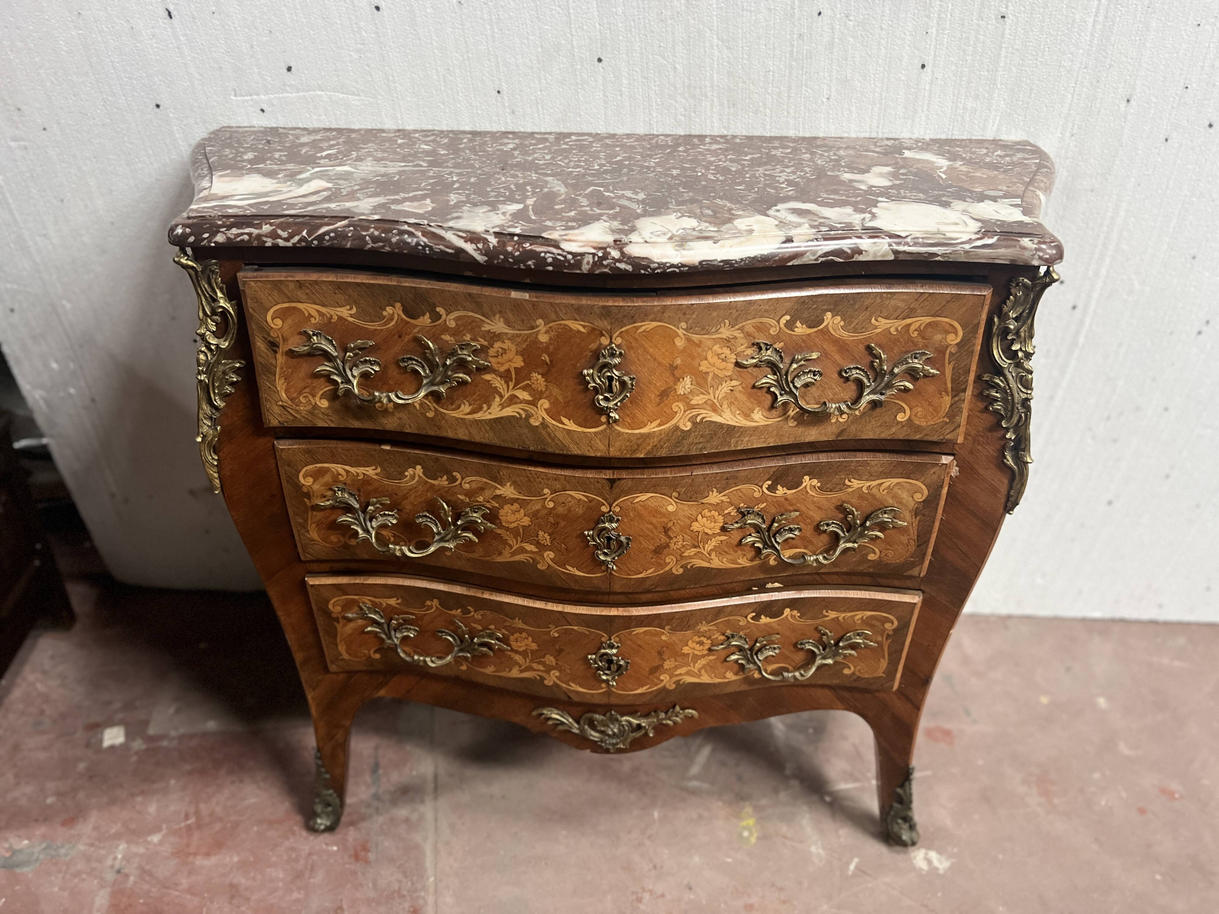 Commode de style Louis XV marquetées toutes faces XX siècle