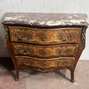 Commode de style Louis XV marquetées toutes faces XX siècle
