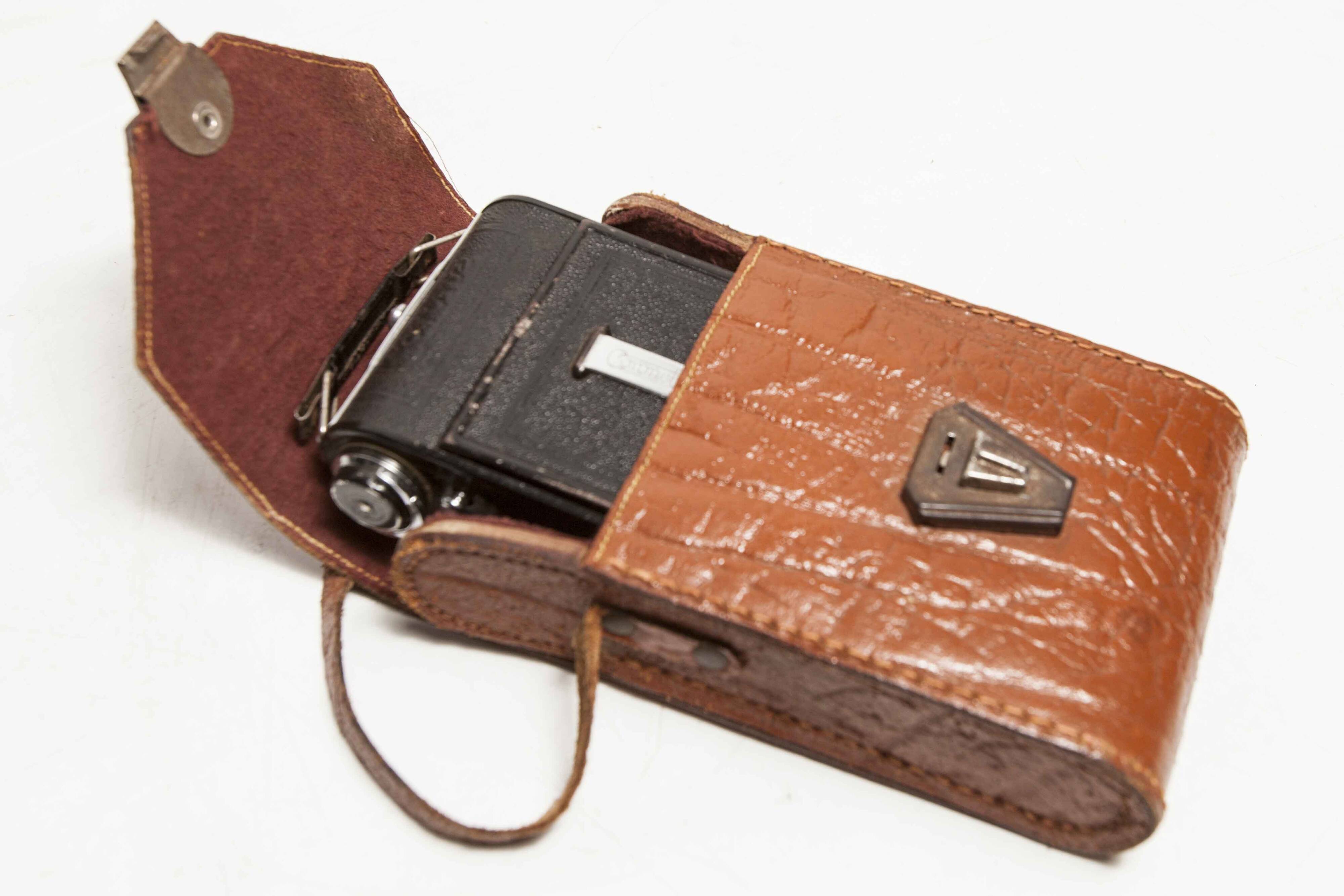 Appareil photo argentique Coronet Folding 6x9 1946 objectif menisque foyer fixe et pochette cuir