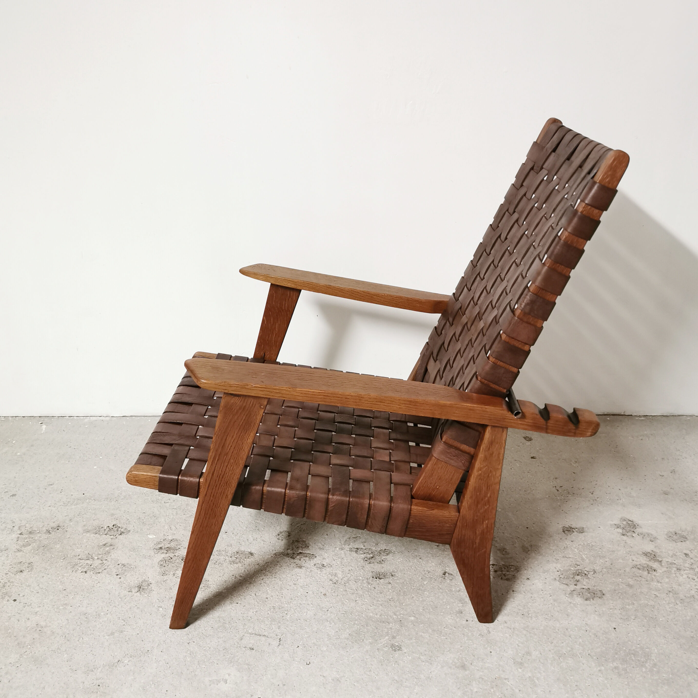 Fauteuil reconstruction en chêne et cuir, 1950