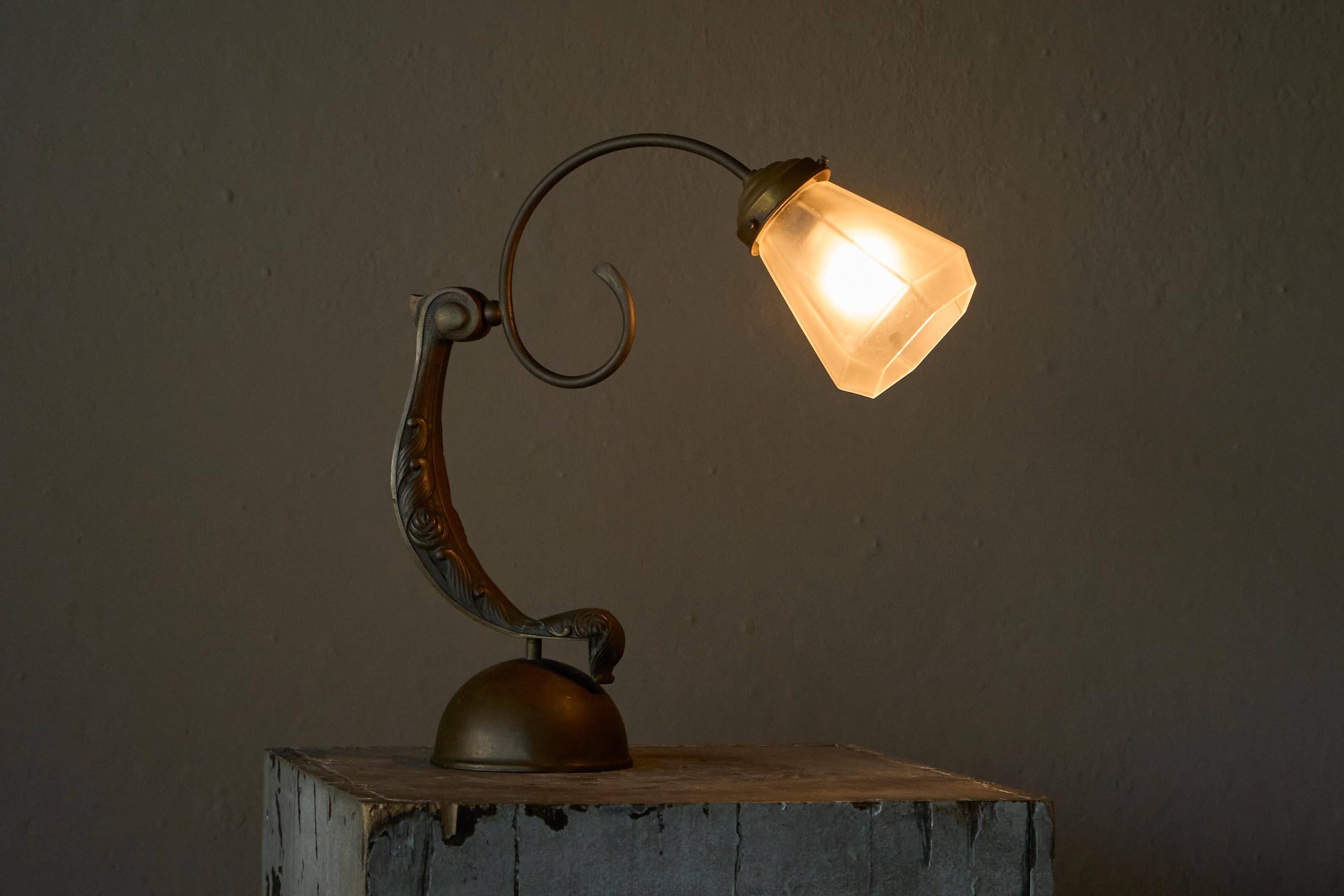 Sculptural table lamp in brass and opaline glass, early 20th century.