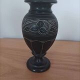 Vase noir signé