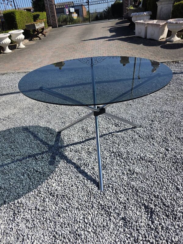Table rond en métal chromé dessus verre fumé des années 70