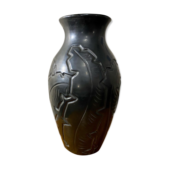 Black accolay vase