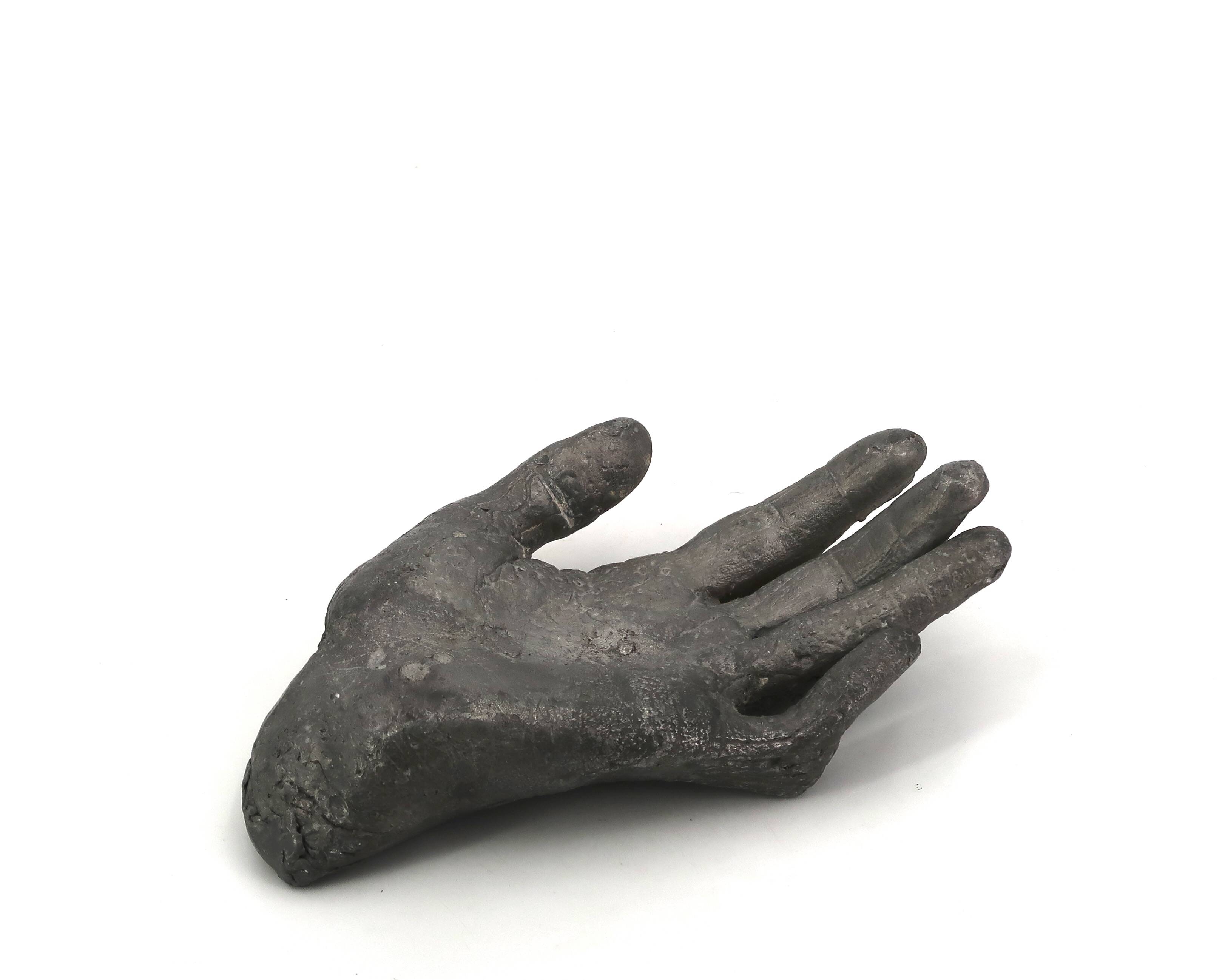Cast iron silver-coloured catchall in the shape of a hand, 1970s sculpture.