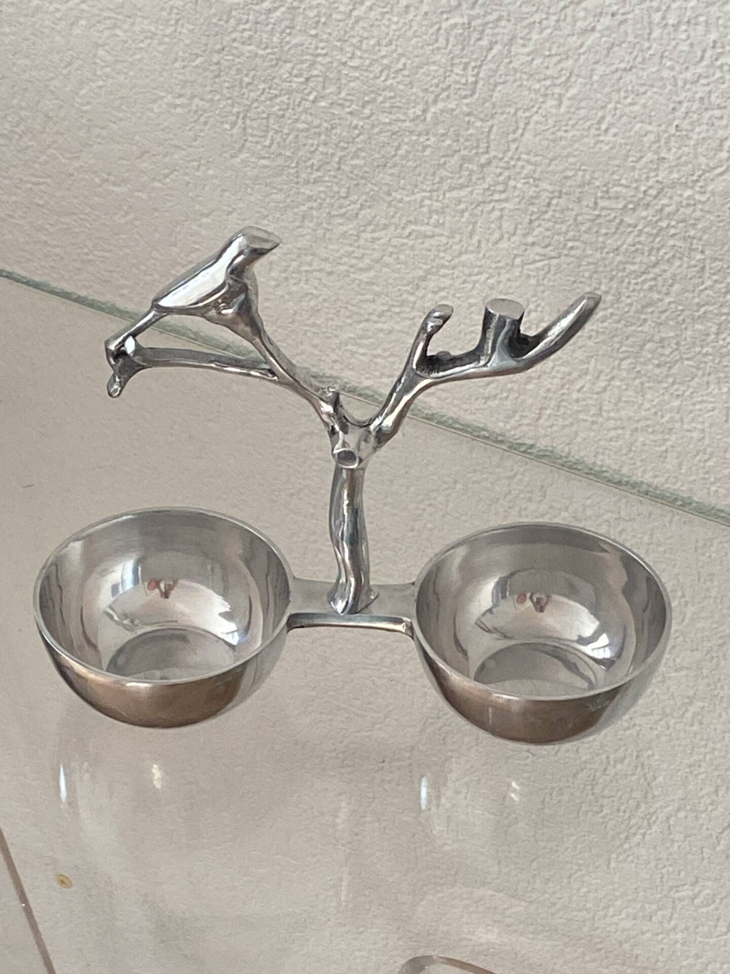 Polished aluminium servant