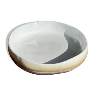 Plat en céramique blanc et terre