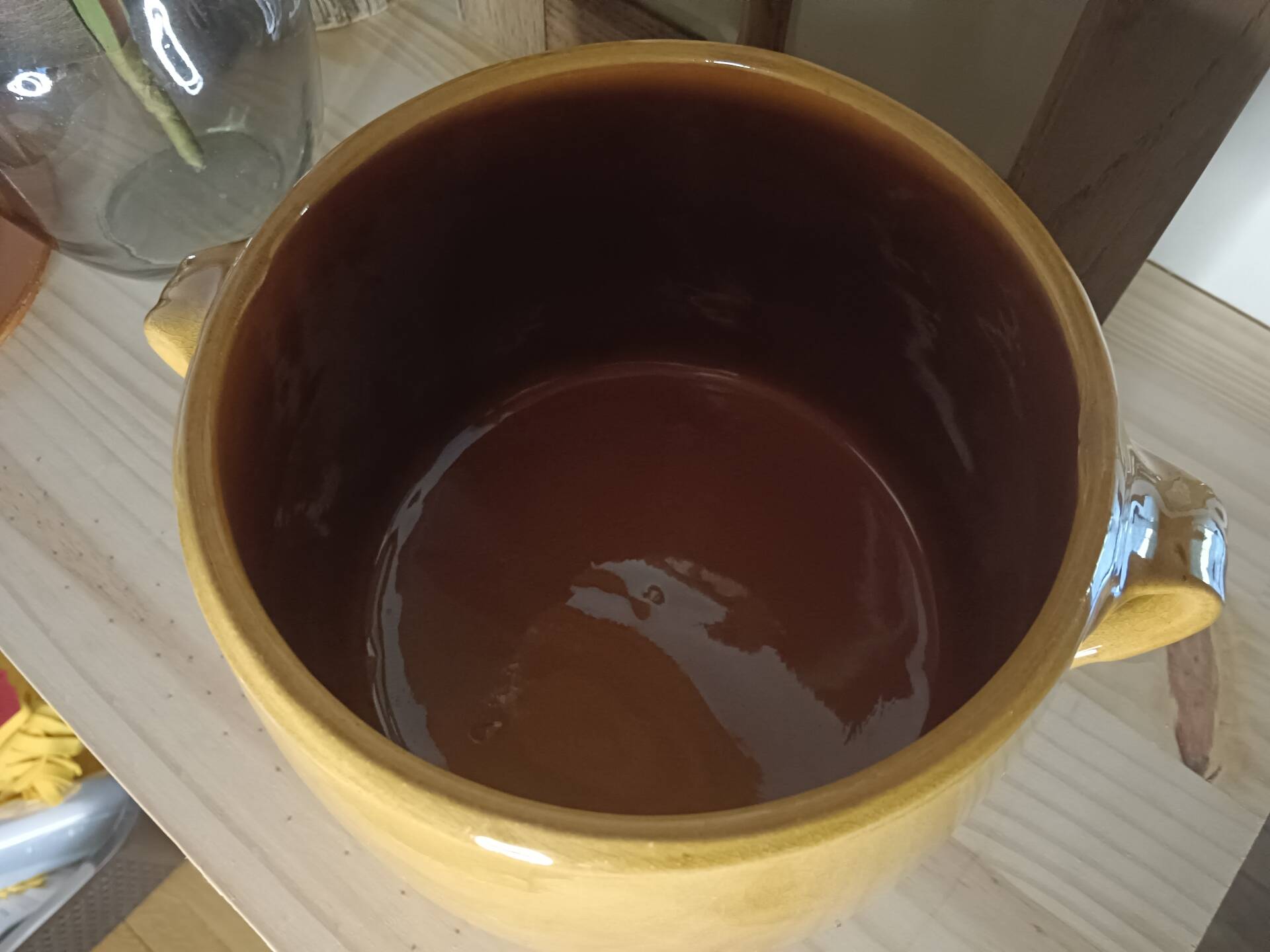 Marmite / Vintage earthenware casserole with lid (21 x