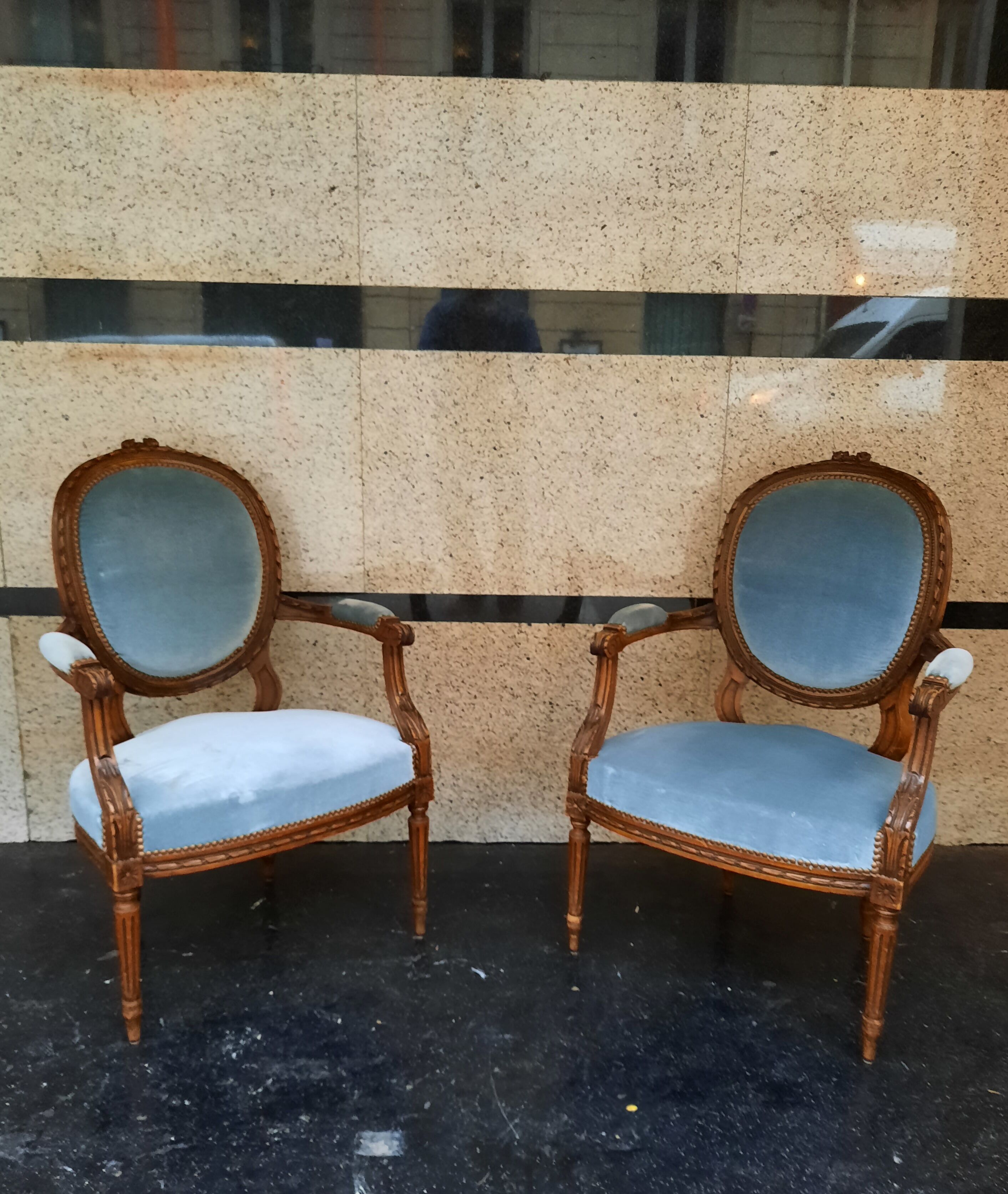 Paire de fauteuils medaillon de style Louis XVI