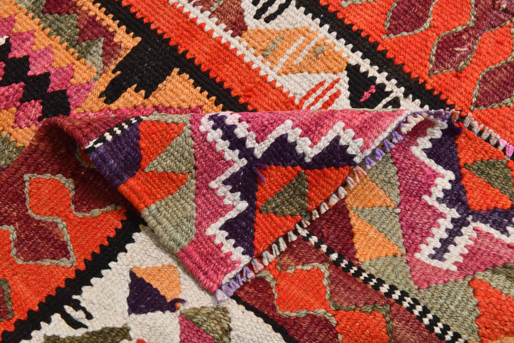 Tapis de couloir tribal kilim géométrique orange et rose