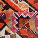 Tapis de couloir tribal kilim géométrique orange et rose