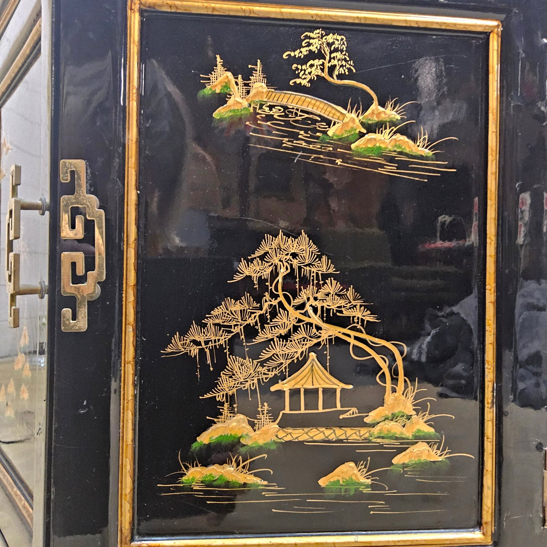 Vitrine chinoise avec toit en pagode et éclairage (asiatique)